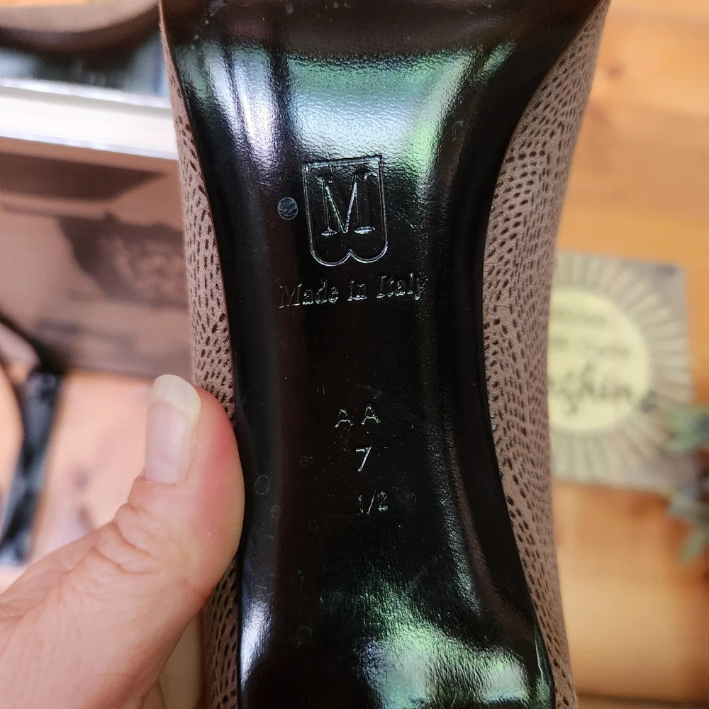 BRUNO MAGLI Vintage Italy Taupe Circle Emboss Leather Pump Designer Heels 7.5 AA
